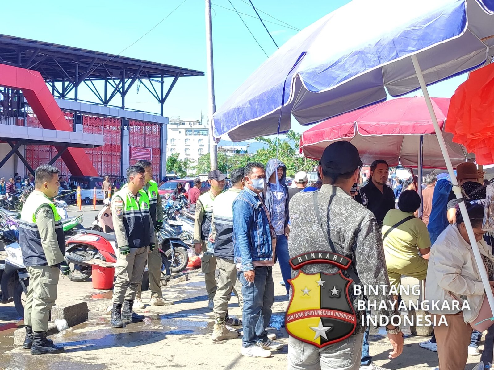 TRC Satpol PP Manado dan PD Pasar Bertindak Tegas! PKL Langgar Aturan Ditertibkan, Pedagang Berpayung Tak Luput dari Penindakan.