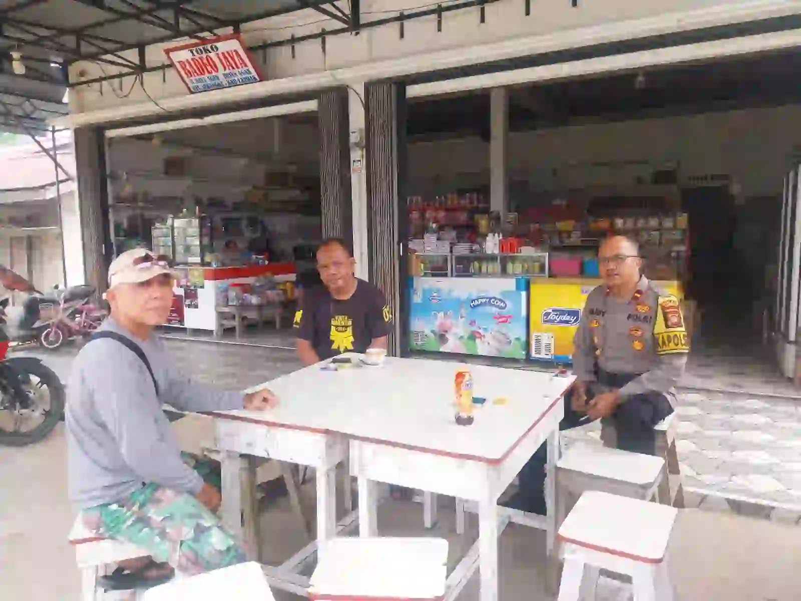 Duduk Bersama Warga, Kapolsek Sebangki Perkuat Silaturahmi dan Jaga Kamtibmas.