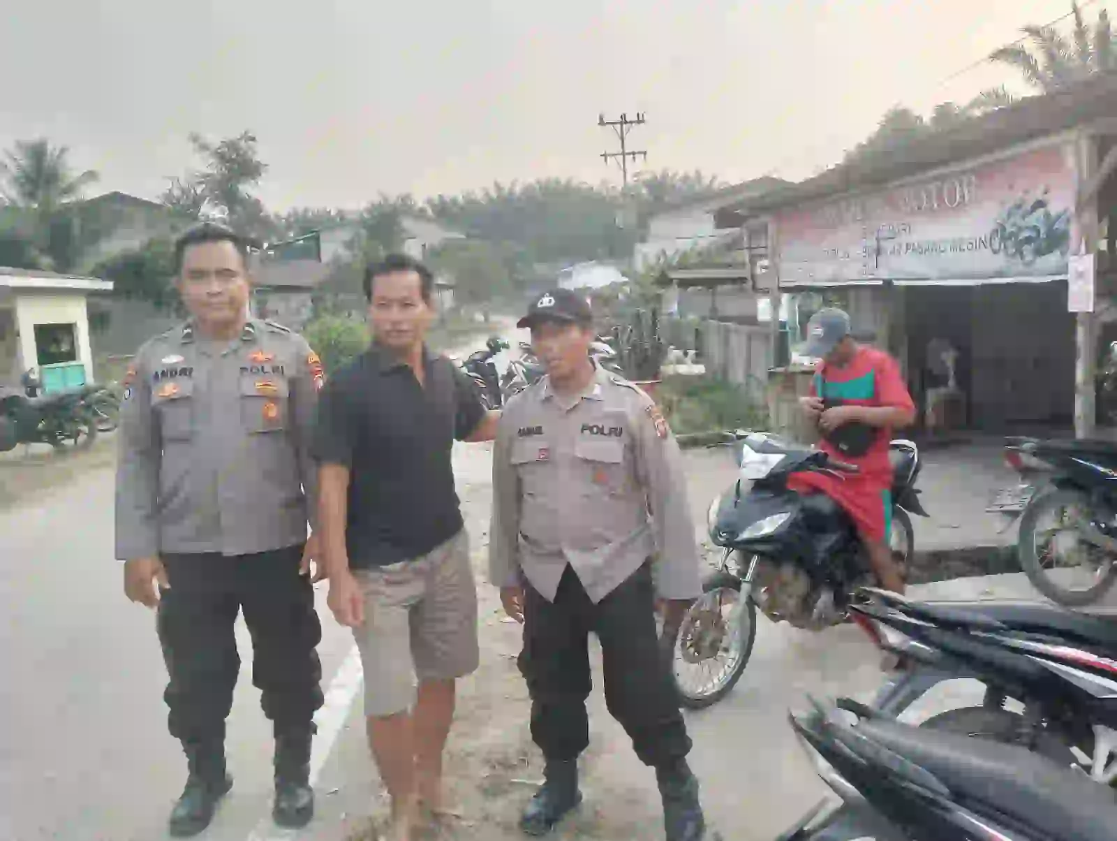 Patroli Humanis Polsek Kuala Behe: Polisi Menyapa, Warga Diajak Bersinergi Jaga Keamanan.