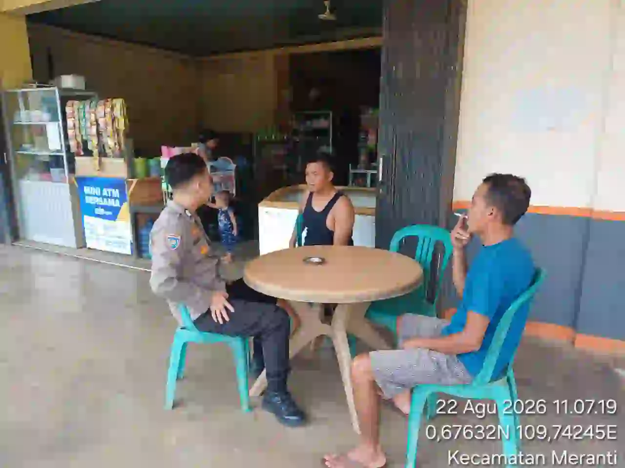 Sapa Warga di Tengah Patroli, Polsek Meranti Kembali Ingatkan Bahaya Karhutla dan Kabut Asap.