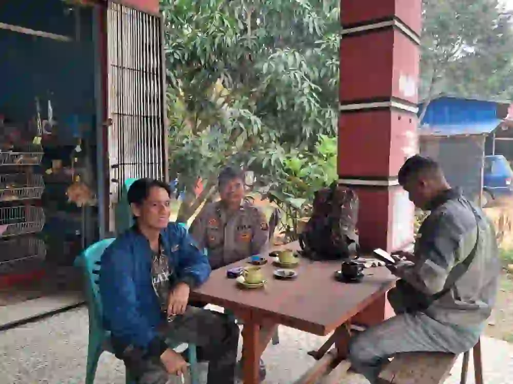 Kabut Asap Makin Pekat, Polisi Sambangi Warga Jelimpo dan Ingatkan Wajib Pakai Masker.