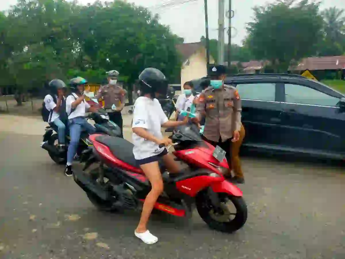 Lindungi Warga dari Kabut Asap, Petugas Gabungan Bagikan Masker di Jalan Raya Ngabang.