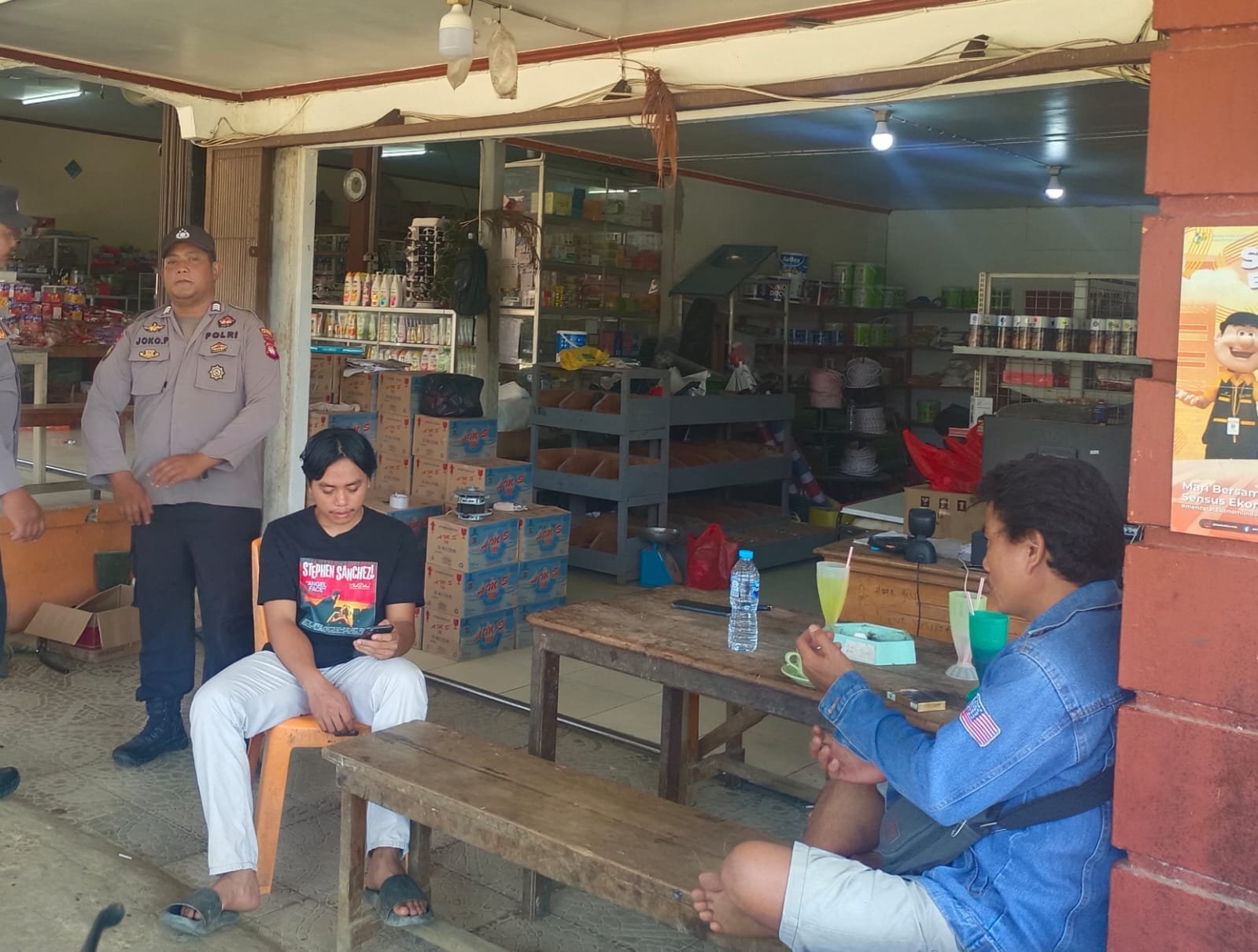 Senyum dan Sapaan Polisi Warnai Patroli Siang, Warga Diingatkan Waspada Pencurian.