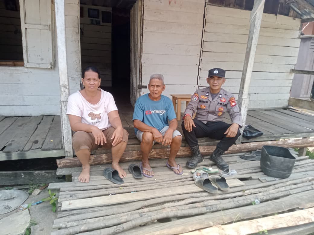 Senyum, Sapa dan Sambang Warga, Cara Humanis Aiptu Suriansyah Jaga Kamtibmas Sebangki.