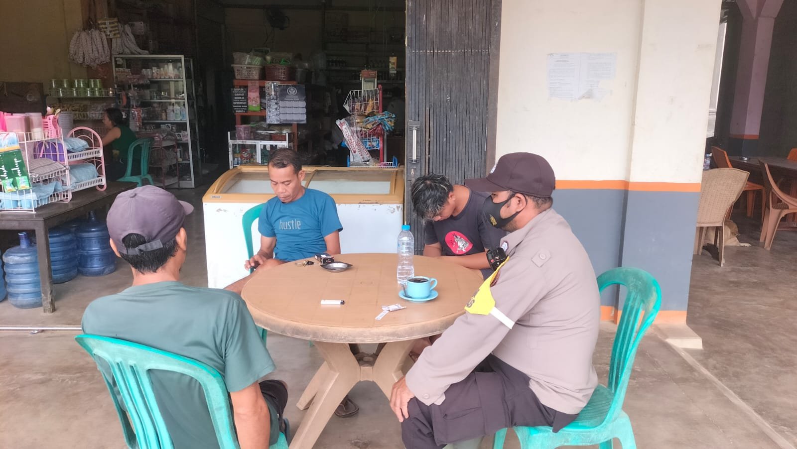 Temui Warga Saat Patroli, Polisi Sisipkan Pesan Kamtibmas dan Waspada Kabut Asap.