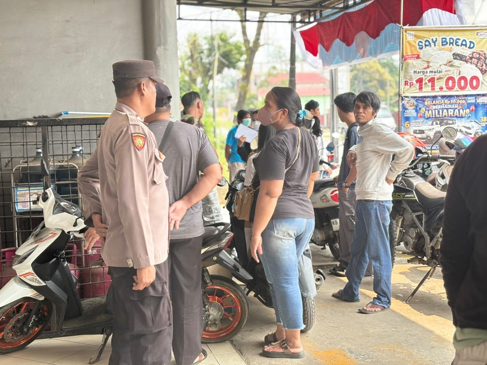 Di Tengah Patroli Siang, Polisi Mandor Sempatkan Sapa Warga, Pesan Kamtibmas Disampaikan.