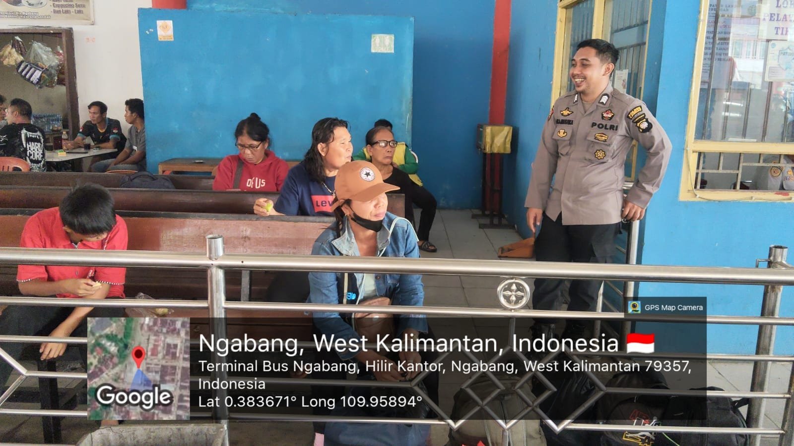 Patroli Humanis Polsek Ngabang, Polisi Sapa warga di Tengah Teriknya Matahari.