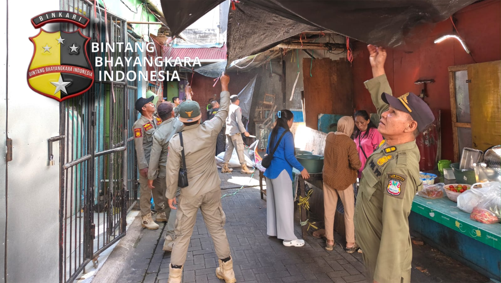 SATPOL PP MANADO SAPU BERSIH PKL DI PUSAT KOTA, KOMPI ANOA, TRC, DAN TIM II PASUS TURUN GABUNGAN