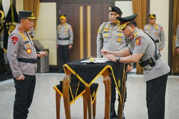 KAPOLRI PIMPIN SERTIJAB, TONGKAT KOMANDO POLDA SULUT BERPINDAH KE YUDO HERMANTO.