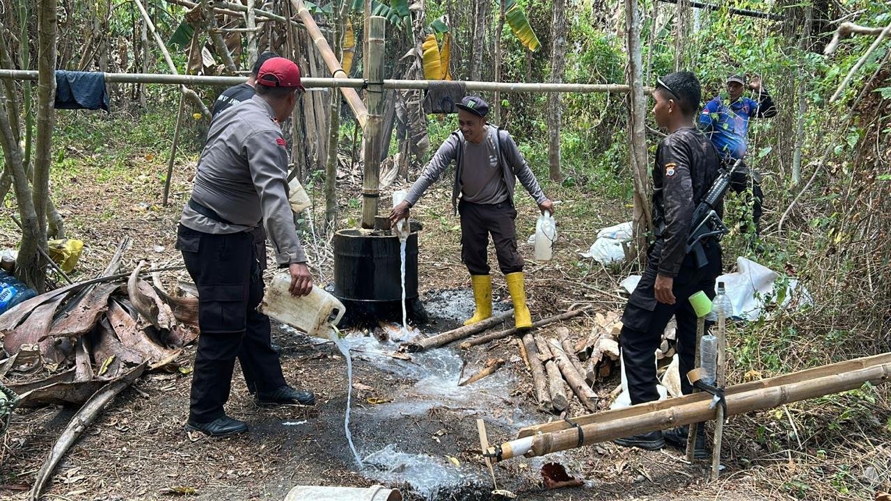 Perangi Miras hingga ke Akar, Tim Saber Miras Halsel Musnahkan Tiga Tempat Penyulingan Cap Tikus.