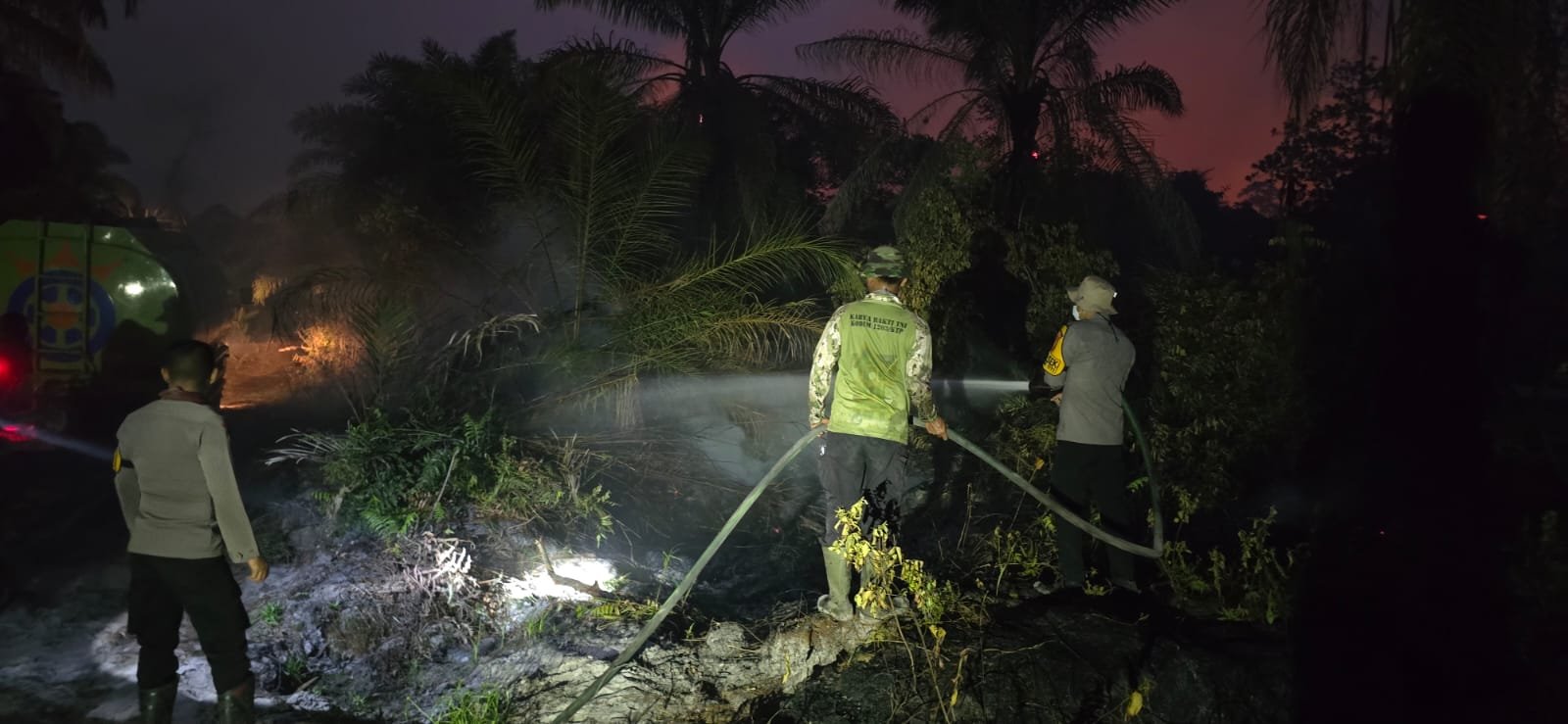 Polsek Tumbang Titi Bersama TNI dan Warga Padamkan Karhutla di Desa Batu Tajam.