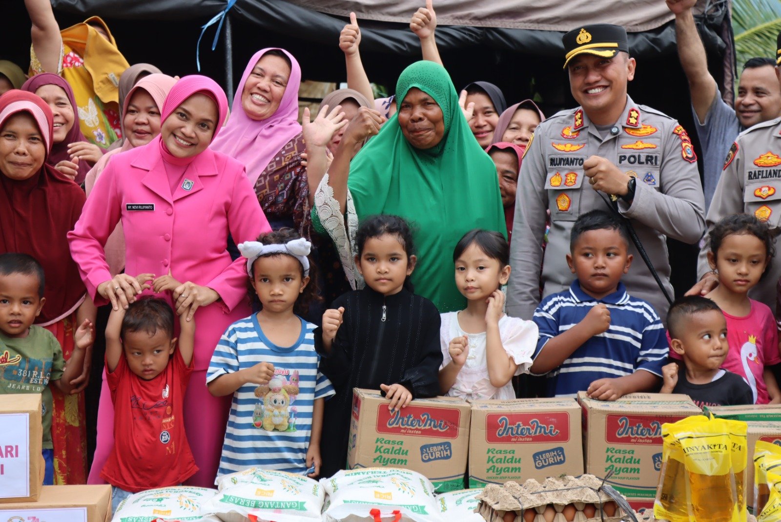 Bersama Bhayangkari, Kapolres Aceh Tenggara Ulurkan Kepedulian Kepada Masyarakat Terdampak Banjir.
