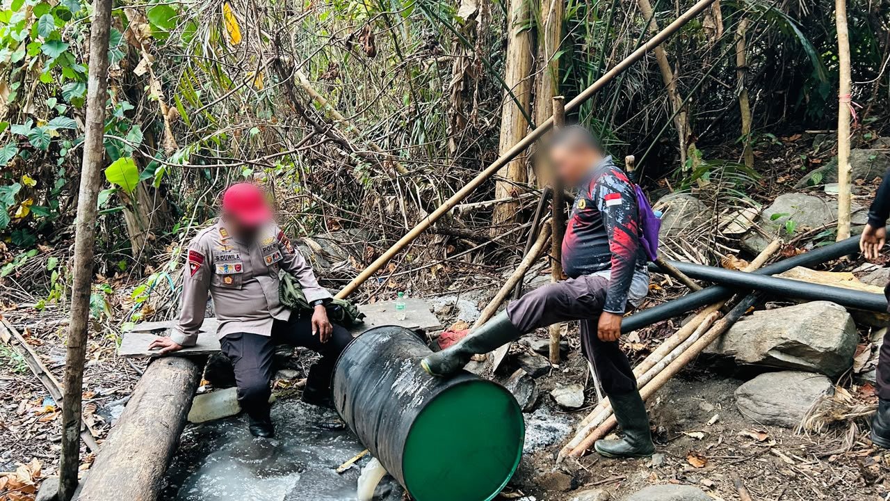Saber Miras Polres Halsel Kembali Musnahkan 60 Liter Miras dan 700 Liter Bahan Baku Saguer.