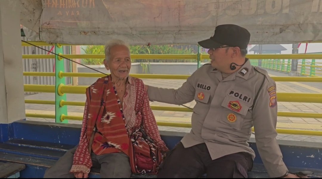 RINDU ANAK, LANSIA ASAL JOGJA NEKAD KE PONTIANAK: ANGGOTA POLSEK DWIKORA TURUN TANGAN DI PELABUHAN KAPUAS BESAR.