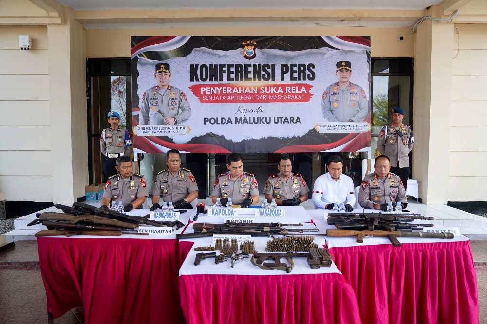 GEMPAR..! 32 PUCUK SENPI ILEGAL DISERAHKAN KE POLDA MALUT, 358 BUTIR AMUNISI TURUT DIAMANKAN.