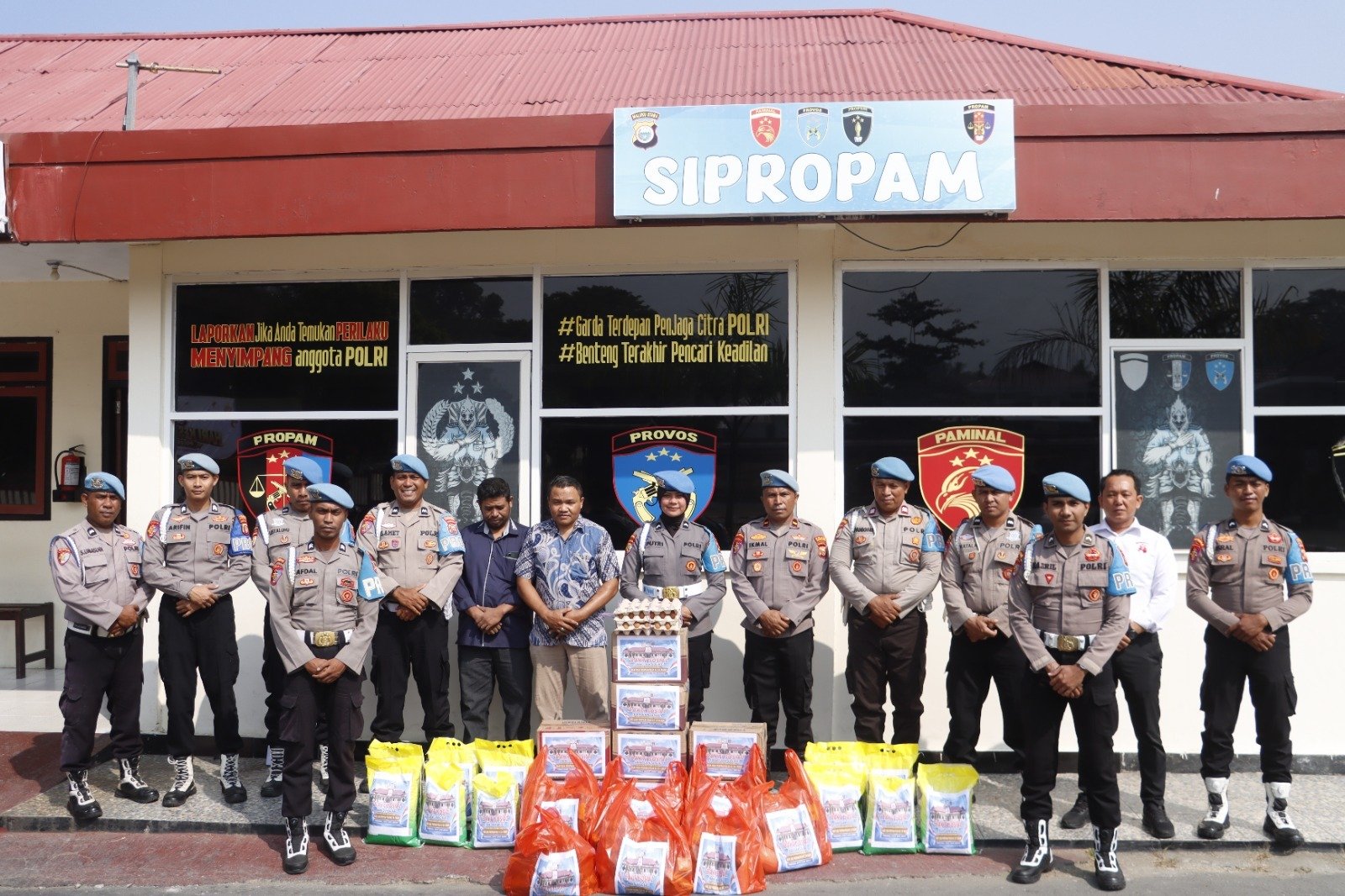 Sambut HUT Propam Polri ke-24, Propam Polres Halsel Gelar Baksos untuk Masyarakat.