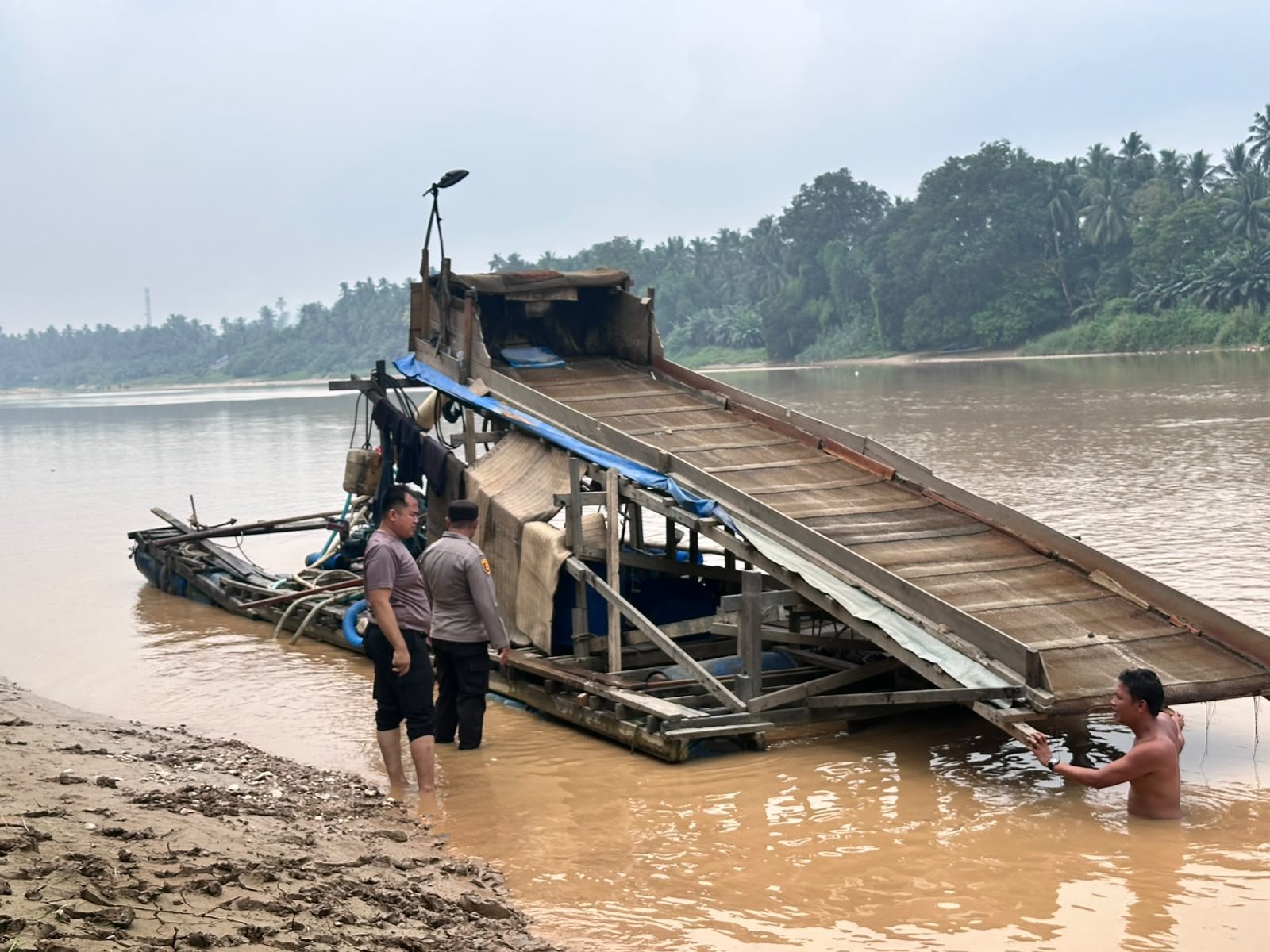Polsek Cerenti Tertibkan 8 Rakit PETI di Sungai Batang Kuantan, Kecamatan Inuman